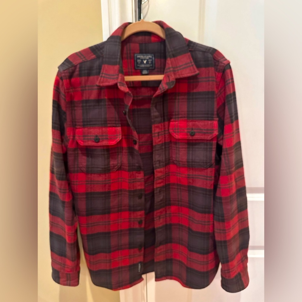 American Eagle Flannel Shirt. Men’s Size M. In Very Good Pre-Worn Condition.